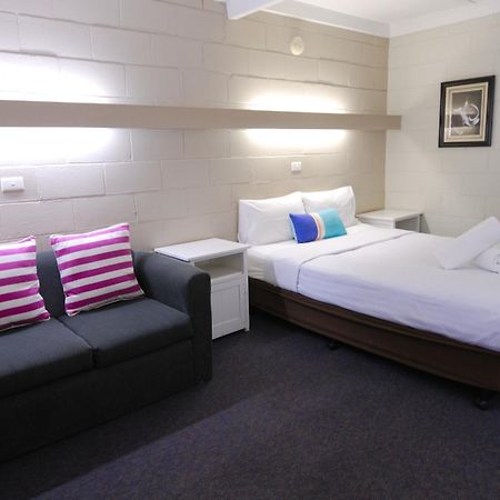 Mayfair Motel West Wyalong Exterior photo