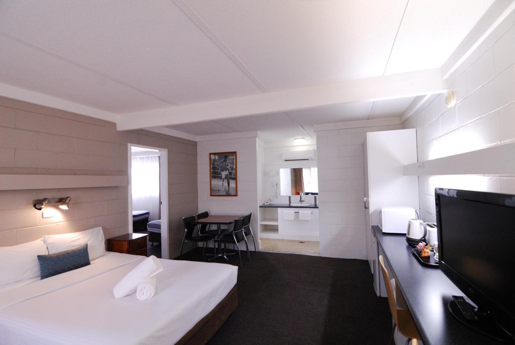 Mayfair Motel West Wyalong Exterior photo