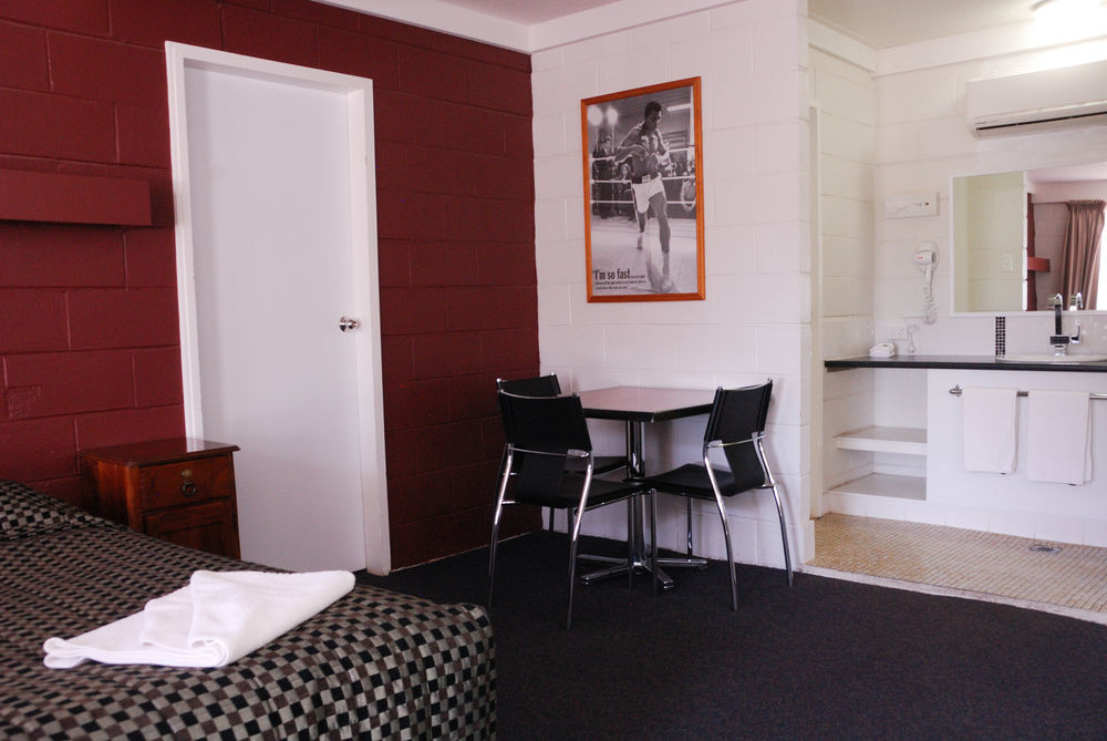 Mayfair Motel West Wyalong Exterior photo