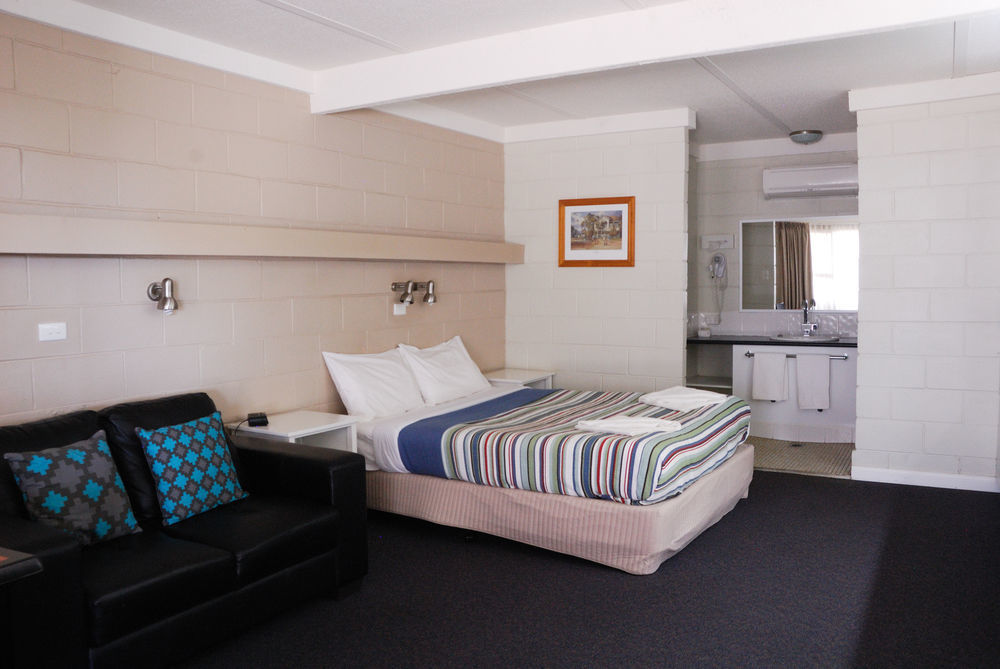 Mayfair Motel West Wyalong Exterior photo