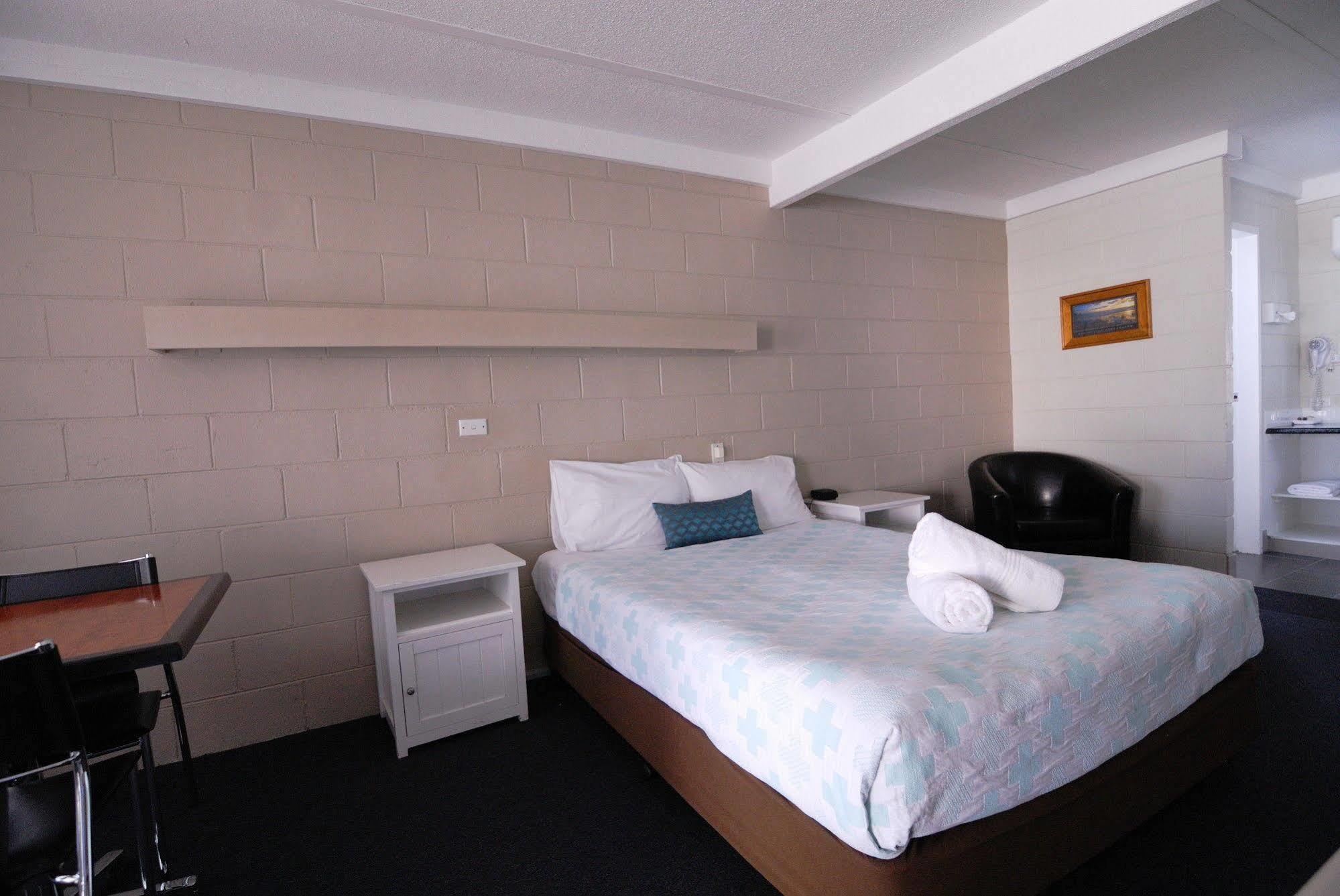 Mayfair Motel West Wyalong Exterior photo