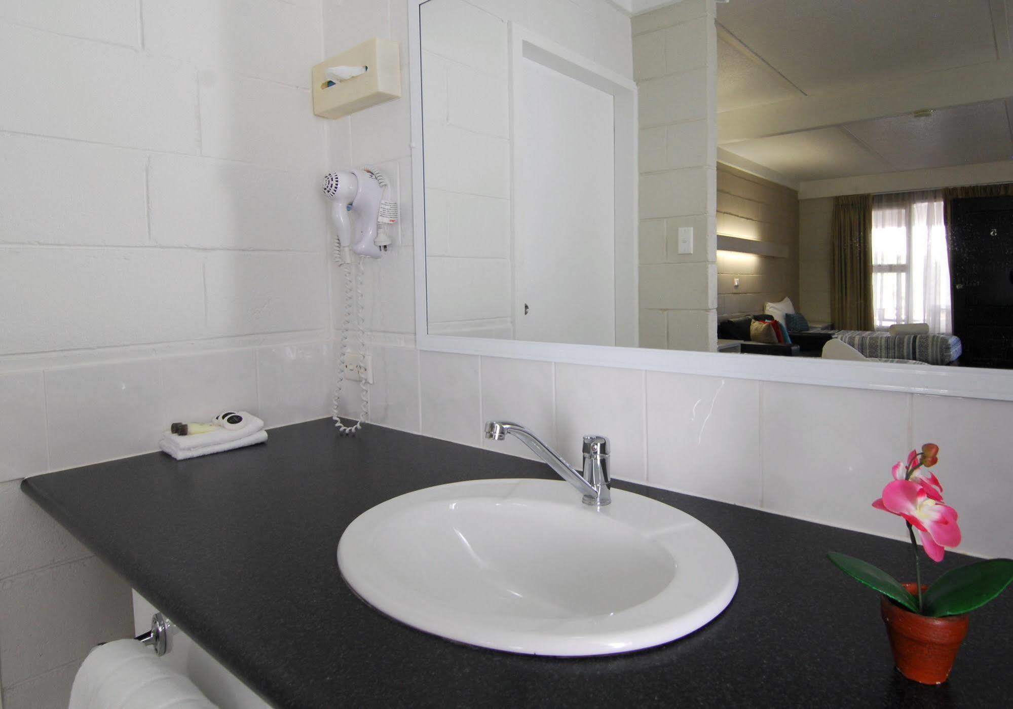 Mayfair Motel West Wyalong Exterior photo