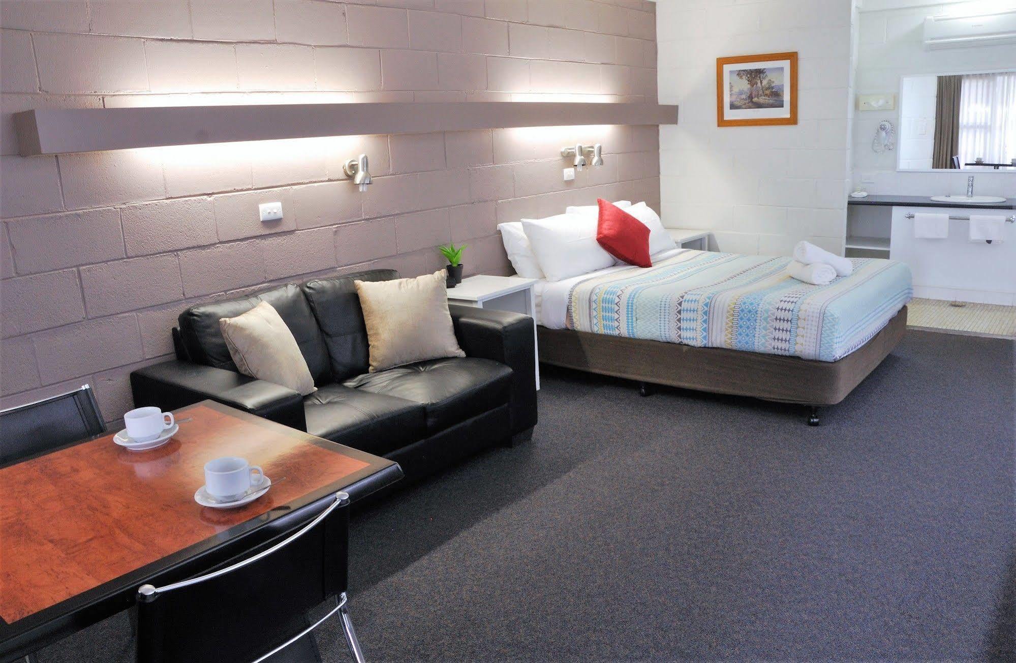 Mayfair Motel West Wyalong Exterior photo